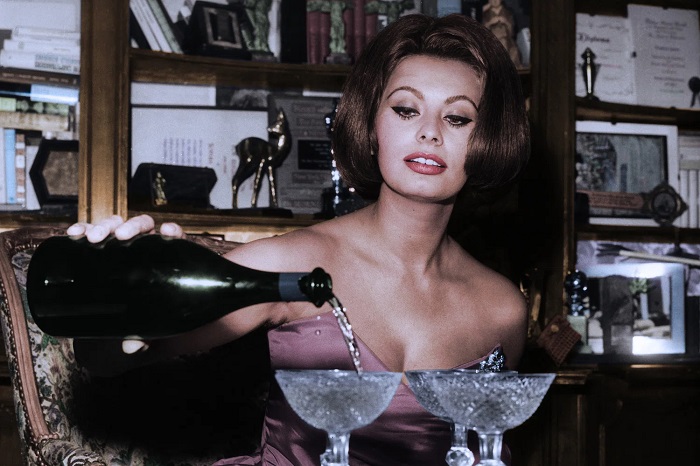 Sophia Loren versa champagne nei bicchieri