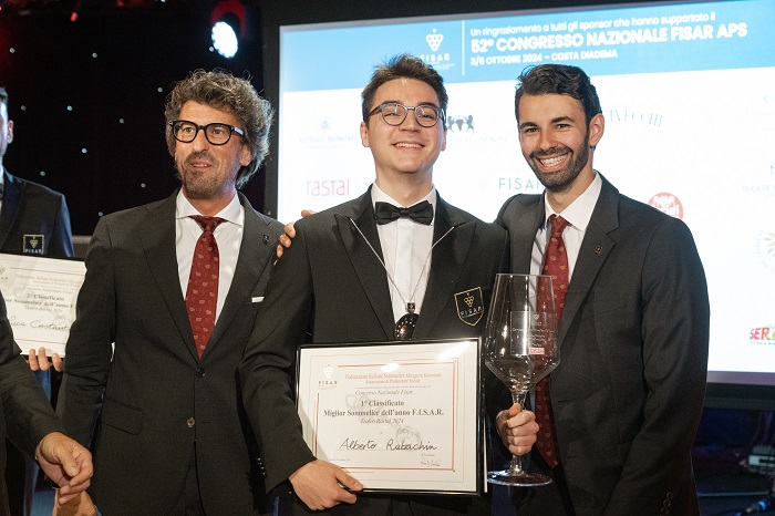 Premio Miglior Sommelier Fisar 2024, al centro Alberto Rabachin