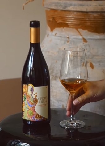 Donnafugata Contessa Entellina Chardonnay Opera Unica 2018, calice e bottiglie