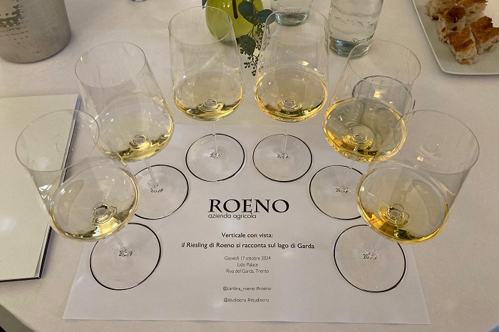 Roeno Riesling Renano Calici in degustazione